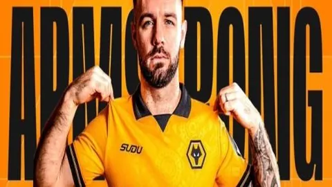 张雨霏蝶泳水中如仙子起舞，王冰冰巧布阵势，视觉盛宴令人陶醉。